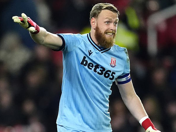 Butuh Kiper Baru, West Ham Lirik Viktor Johansson dari Stoke City